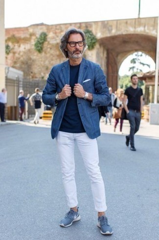 Как носить темно-синий джинсовый пиджак с темно-сине-белыми кроссовками мужчине в теплую погоду: Если ты принадлежишь к той категории молодых людей, которые одеваются со вкусом, тебе подойдет ансамбль из темно-синего джинсового пиджака и белых брюк чинос. Ты можешь легко адаптировать такой образ к повседневным реалиям, закончив его темно-сине-белыми кроссовками.