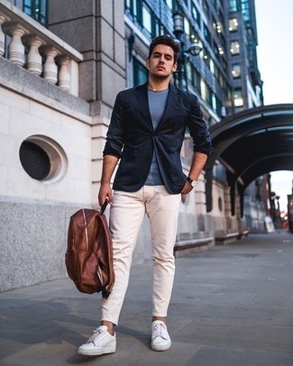 Какие брюки чинос носить с темно-синим пиджаком в 20 лет лето в стиле кэжуал: Темно-синий пиджак и брюки чинос — хороший выбор для приверженцев стиля smart casual. Нравится экспериментировать? Тогда дополни лук белыми низкими кедами из плотной ткани. Пережить невозможный летний зной будет намного проще, когда ты одет вот так.
