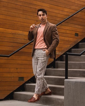 Какие лоферы носить с коричневым пиджаком в 30 лет мужчине: Дуэт коричневого пиджака и белых брюк чинос в вертикальную полоску позволит выглядеть стильно, а также выразить твой личный стиль. Закончив лук лоферами, можно получить потрясающий результат.