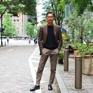 Какие туфли дерби носить с коричневым пиджаком в 30 лет: Коричневый пиджак и коричневые брюки чинос — хороший мужской образ для встречи в ресторане. Теперь почему бы не привнести в этот лук на каждый день немного стильной строгости с помощью туфель дерби?