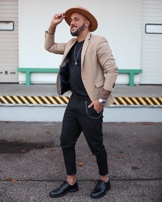 С чем носить бежевую шляпу в 20 лет мужчине: Сочетание бежевого пиджака и бежевой шляпы - очень практично, и поэтому отлично подойдет на каждый день. Не прочь привнести сюда немного строгости? Тогда в качестве дополнения к этому образу, выбирай черные кожаные туфли дерби.