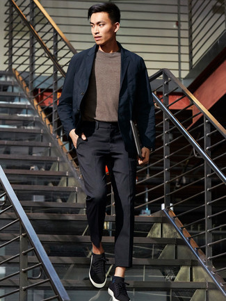 Как носить черные брюки чинос с темно-синим пиджаком: Темно-синий пиджак и черные брюки чинос помогут составить незаезженный мужской лук для офиса. Дополни лук черными низкими кедами из плотной ткани, если боишься, что он получится слишком формальным.