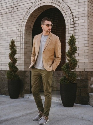 Какие пиджаки носить с серыми кроссовками мужчине: Пиджак и оливковые брюки чинос — обязательные вещи в арсенале парней с превосходным вкусом в одежде. Любишь смелые решения? Можешь дополнить свой образ серыми кроссовками.
