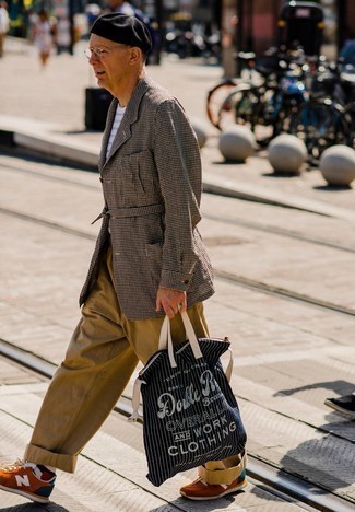 Как носить кроссовки с пиджаком за 50 лет мужчине лето в стиле кэжуал: Если ты приписываешь себя к той немногочисленной категории мужчин, способных ориентироваться в том, что стильно, а что нет, тебе подойдет тандем пиджака и светло-коричневых брюк чинос. Что касается обуви, можно отдать предпочтение функциональности и надеть кроссовки. Вышел прекрасный повседневный образ на жаркую погоду.