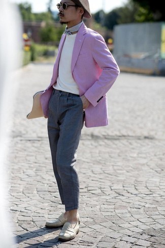 Какие брюки чинос носить с белыми лоферами в теплую погоду: Розовый пиджак с узором "гусиные лапки" и брюки чинос помогут создать интересный мужской ансамбль для работы в офисе. Думаешь добавить сюда толику классики? Тогда в качестве обуви к этому образу, обрати внимание на белые лоферы.