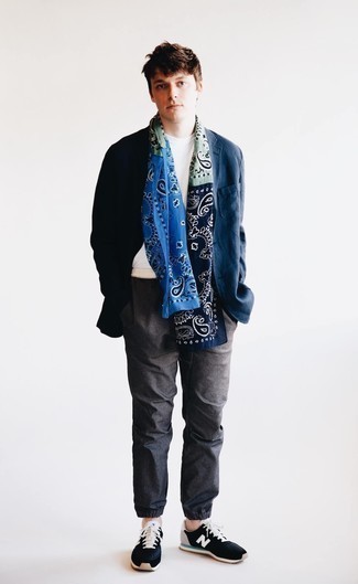 С чем носить темно-синий шарф мужчине в теплую погоду в стиле кэжуал: Если в одежде ты ценишь комфорт и функциональность, темно-синий хлопковый пиджак и темно-синий шарф — хороший вариант для расслабленного повседневного мужского лука. Черно-белые кроссовки великолепно дополнят этот лук.