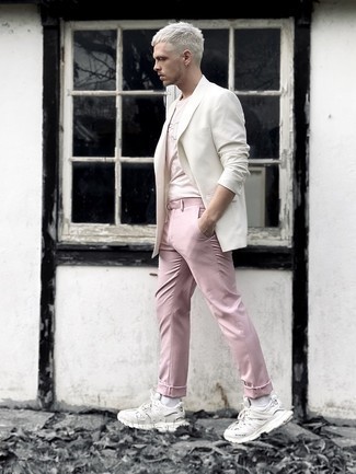 С чем носить розовые брюки чинос: Если ты принадлежишь к той редкой категории мужчин, способных неплохо ориентироваться в трендах, тебе придется по душе дуэт белого пиджака и розовых брюк чинос. В тандеме с белыми кроссовками весь лук выглядит очень живо.