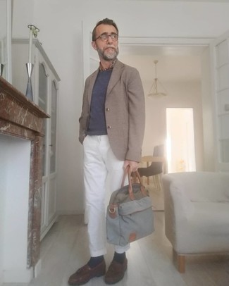 С чем носить темно-коричневые кожаные лоферы за 50 лет мужчине: Коричневый пиджак в сочетании с белыми брюками чинос — незаезженный вариант для мужчин, работающих в офисе. Если тебе нравится соединять в своих ансамблях разные стили, из обуви можешь надеть темно-коричневые кожаные лоферы.