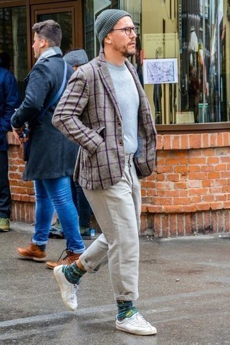 С чем носить коричневый пиджак в клетку мужчине: Коричневый пиджак в клетку в сочетании с серыми брюками чинос несомненно будет привлекать взгляды красивых дам. Не прочь поэкспериментировать? Заверши образ бело-зелеными низкими кедами из плотной ткани.