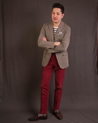Какие брюки чинос носить с коричневым пиджаком в 30 лет: Коричневый пиджак и брюки чинос — выбор, который будет неизбежно притягивать женские взгляды. Не прочь сделать лук немного элегантнее? Тогда в качестве дополнения к этому ансамблю, обрати внимание на темно-коричневые кожаные лоферы.