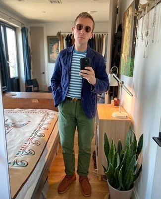 С чем носить темно-синий хлопковый пиджак мужчине осень: Темно-синий хлопковый пиджак и оливковые брюки чинос — превосходное решение для встреч с дресс-кодом смарт-кэжуал. В паре с этим ансамблем идеально будут выглядеть коричневые замшевые ботинки дезерты. Если хочешь выглядеть образцово-показательно и по-осеннему ярко, несомненно следует взять этот образ на вооружение.