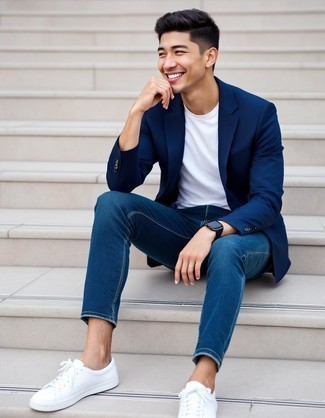 Модный мужской лук: темно-синий пиджак, белая футболка с круглым вырезом, темно-синие джинсы, белые низкие кеды из плотной ткани
