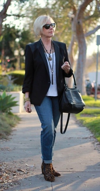 Какие джинсы носить с черным пиджаком за 50 лет женщине в теплую погоду: Образ из черного пиджака и джинсов позволит создать интересный образ в расслабленном стиле. Говоря об, можно дополнить лук коричневыми замшевыми ботильонами с леопардовым принтом.