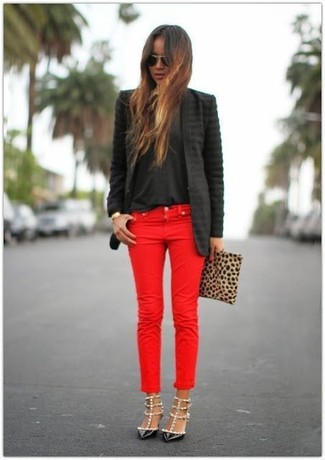 Модный лук: черный пиджак, черная футболка с круглым вырезом, красные джинсы, черные кожаные туфли с шипами