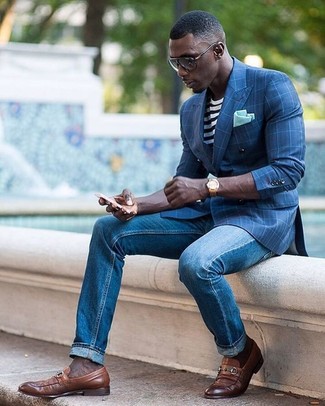 Как носить синий пиджак с коричневыми кожаными лоферами в 30 лет мужчине: Синий пиджак будет выглядеть отлично в сочетании с синими джинсами. Хочешь добавить в этот ансамбль нотку изысканности? Тогда в качестве дополнения к этому образу, выбери коричневые кожаные лоферы.