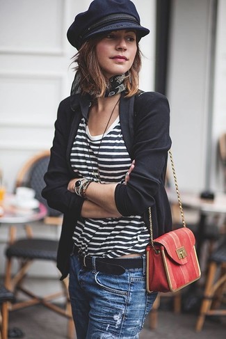 Модный лук: черный пиджак, бело-черная футболка с круглым вырезом в горизонтальную полоску, синие рваные джинсы, красная кожаная сумка через плечо