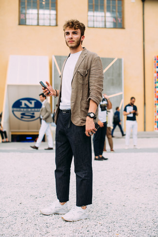 Как носить темно-коричневый пиджак с синими джинсами мужчине в жару в стиле кэжуал: Комбо из темно-коричневого пиджака и синих джинсов прекрасно подходит для офиса. Тебе нравятся смелые решения? Тогда закончи свой лук белыми кроссовками.