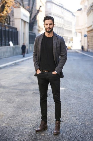 Как носить черные джинсы с коричневыми кожаными ботинками мужчине: Любишь выглядеть дорого? Тогда сочетание темно-серого шерстяного пиджака и черных джинсов для тебя. Коричневые кожаные ботинки — отличный вариант, чтобы закончить лук.