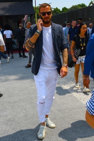 С чем носить черно-белый пиджак мужчине: Сочетание черно-белого пиджака и белых рваных джинсов поможет создать незаезженный мужской образ в стиле casual. Что касается обуви, можно дополнить ансамбль белыми кожаными низкими кедами.