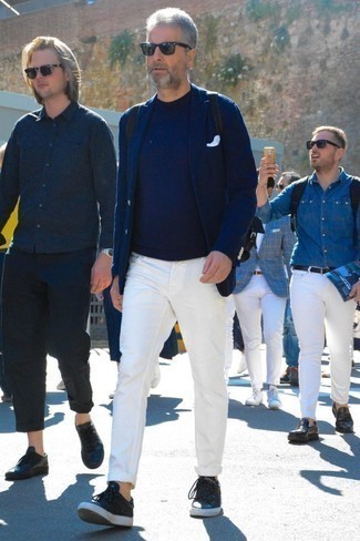 Какие низкие кеды носить с темно-сине-белым пиджаком за 40 лет мужчине в теплую погоду: Темно-сине-белый пиджак в сочетании с белыми джинсами позволит выразить твою индивидуальность. Поклонники смелых сочетаний могут завершить образ низкими кедами.