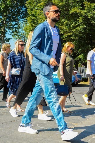 Как носить белые низкие кеды с голубыми джинсами за 40 лет мужчине: Несмотря на свою легкость, сочетание синего льняного пиджака и голубых джинсов неизменно нравится стильным мужчинам, а также покоряет сердца барышень. Такой образ несложно адаптировать к повседневным делам, если надеть в сочетании с ним белые низкие кеды.