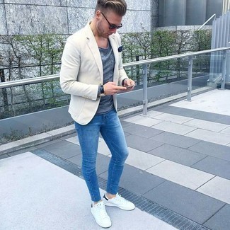 Как носить светло-коричневый пиджак с белыми низкими кедами мужчине: Фанатам стиля business casual придется по вкусу лук из светло-коричневого пиджака и синих джинсов. Пара белых низких кед добавит облику расслабленности и дерзости.