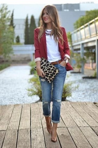 Модный лук: красный пиджак, белая футболка с круглым вырезом, синие рваные джинсы, коричневые кожаные туфли