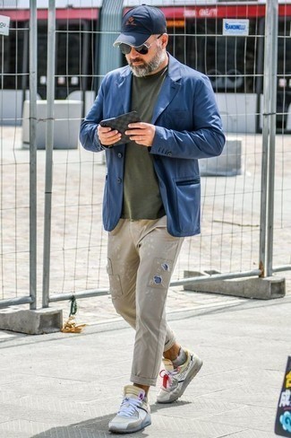 Как носить синий пиджак с бежевыми джинсами мужчине: Комбо из синего пиджака и бежевых джинсов продолжает нравиться стильным молодым людям. Чтобы ансамбль не получился слишком претенциозным, можешь завершить его белыми кроссовками.