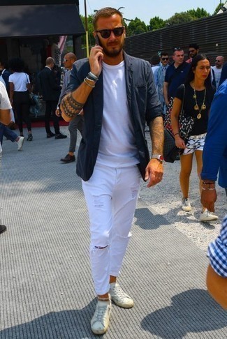 С чем носить белые рваные джинсы в 30 лет мужчине лето в стиле кэжуал: Темно-синий пиджак и белые рваные джинсы будут гармонично смотреться в стильном гардеробе самых взыскательных джентльменов. Что же до обуви, белые низкие кеды из плотной ткани — наиболее достойный вариант. Пережить изнуряющую летнюю жару в таком сочетании будет гораздо легче.