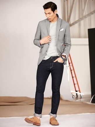 Как носить джинсы с монками в 20 лет: Серый пиджак и джинсы — идеальный мужской лук для ужина с друзьями. Монки добавят элемент классики в твой лук.