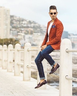 Как носить оранжевый пиджак с темно-синими джинсами в 30 лет мужчине лето: Оранжевый пиджак и темно-синие джинсы — беспроигрышный вариант для создания мужского образа в стиле элегантной повседневности. Не прочь сделать образ немного строже? Тогда в качестве дополнения к этому луку, выбирай темно-пурпурные кожаные лоферы с кисточками. Такой лук будет твоим спасением, если за окном больше 25 градусов тепла.