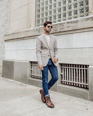 Как носить синие джинсы с темно-коричневыми кожаными повседневными ботинками в 30 лет мужчине в теплую погоду: Серый пиджак в сочетании с синими джинсами поможет подчеркнуть твой индивидуальный стиль и выгодно выделиться из толпы. Что касается обуви, темно-коричневые кожаные повседневные ботинки — самый целесообразный вариант.