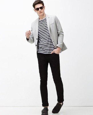 Какие джинсы носить с серым пиджаком в 20 лет мужчине в стиле кэжуал: Серый пиджак в сочетании с джинсами чудесно подойдет для рабочего дня в офисе. Создать выразительный контраст с остальными элементами этого образа помогут черные кожаные низкие кеды.