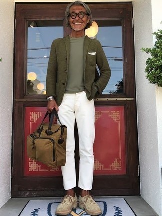 С чем носить оливковый пиджак за 50 лет мужчине: Оливковый пиджак и белые джинсы — необходимые вещи в гардеробе мужчин с чувством стиля. Весьма органично здесь будут смотреться бежевые замшевые броги.