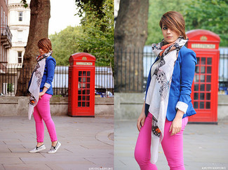 Модный лук: синий пиджак, белая футболка с круглым вырезом, ярко-розовые джинсы, серые кожаные слипоны со змеиным рисунком