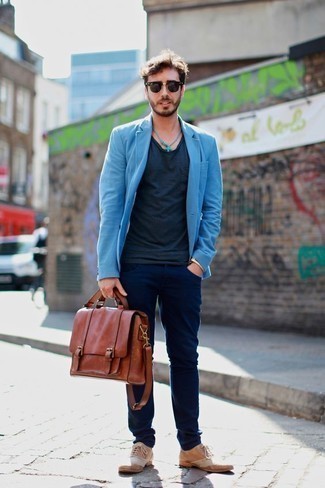 С чем носить светло-коричневые кожаные оксфорды в 30 лет: Бирюзовый пиджак прекрасно сочетается с темно-синими джинсами. Думаешь сделать лук немного элегантнее? Тогда в качестве дополнения к этому ансамблю, стоит выбрать светло-коричневые кожаные оксфорды.