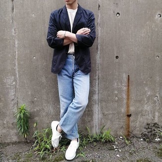 Как носить джинсы с пиджаком в 20 лет мужчине в стиле кэжуал: Пиджак и джинсы — отличный выбор для приверженцев дресс-кода смарт-кэжуал. Любишь смелые решения? Заверши свой лук белыми низкими кедами из плотной ткани.