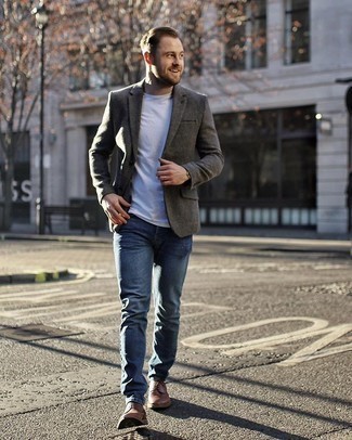 Как носить темно-синие джинсы с серым шерстяным пиджаком в 30 лет мужчине весна в стиле смарт-кэжуал: В сером шерстяном пиджаке и темно-синих джинсах можно пойти на встречу или провести выходной, когда в планах культурное мероприятие. Если ты предпочитаешь смелые настроения в своих луках, дополни этот коричневыми кожаными туфлями дерби. Когда зимнее время года отступает и сменяется более теплыми деньками, мы скидываем слои теплой зимней одежды и хотим выглядеть по-весеннему притягательно и образцово-показательно,. Такое сочетание станет подходящим источником стильного вдохновения.
