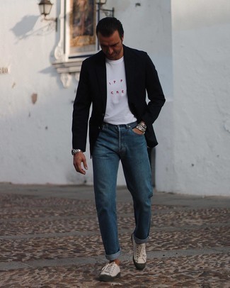 Как носить черный пиджак с темно-синими джинсами мужчине в стиле кэжуал: Если ты принадлежишь к той редкой категории парней, которые каждый день стараются одеваться безукоризненно стильно, тебе придется по вкусу дуэт черного пиджака и темно-синих джинсов. Чтобы образ не получился слишком претенциозным, можешь завершить его бежевыми низкими кедами из плотной ткани.