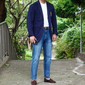 С чем носить темно-синий пиджак с вышивкой мужчине: Темно-синий пиджак с вышивкой в паре с синими джинсами позволит составить модный мужской образ. Хочешь привнести в этот лук нотку классики? Тогда в качестве обуви к этому образу, выбирай темно-коричневые замшевые лоферы.