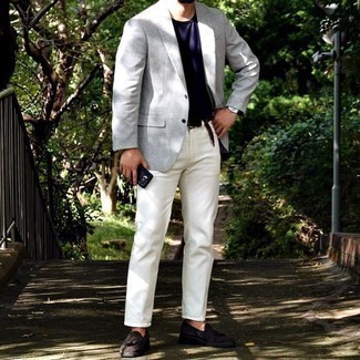 С чем носить серый пиджак мужчине в стиле смарт-кэжуал: Серый пиджак в паре с белыми джинсами позволит создать модный, и в то же время мужественный лук. Сделать ансамбль чуть строже позволят темно-коричневые замшевые лоферы с кисточками.