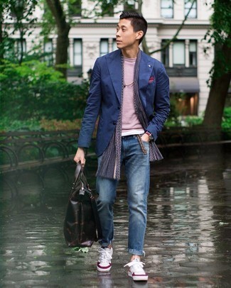 Какие низкие кеды носить с темно-сине-белым пиджаком мужчине осень в стиле кэжуал: Дуэт темно-сине-белого пиджака и синих джинсов позволит выглядеть аккуратно, а также выразить твою индивидуальность. Этот образ прекрасно дополнят низкие кеды. Разумеется, такой лук будет замечательным вариантом в погожий осенний день.