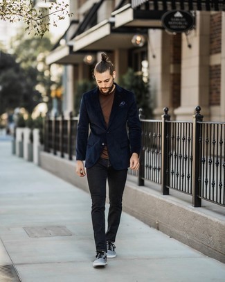 С чем носить темно-синий вельветовый пиджак в 30 лет мужчине: Если ты из той категории мужчин, которые любят одеваться модно, тебе придется по душе сочетание темно-синего вельветового пиджака и темно-серых джинсов. Чтобы ансамбль не получился слишком отполированным, можно надеть серые низкие кеды из плотной ткани.