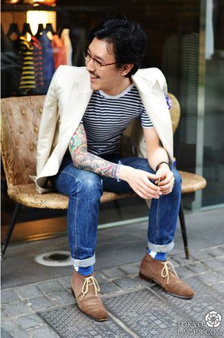 Как носить белый пиджак с темно-синими джинсами в 30 лет мужчине лето в стиле кэжуал: Тандем белого пиджака и темно-синих джинсов позволит выглядеть стильно, но при этом выразить твой индивидуальный стиль. Вкупе с этим ансамблем удачно будут смотреться коричневые замшевые ботинки дезерты. Пережить изнурительную июльскую жару гораздо проще, когда ты одет вот так.