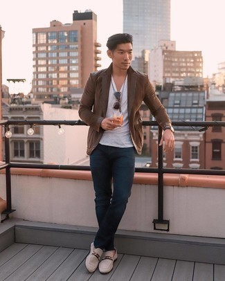 Какие джинсы носить с светло-коричневыми лоферами мужчине: Сочетание коричневого замшевого пиджака и джинсов поможет подчеркнуть твою индивидуальность. Если ты любишь сочетать в своих ансамблях разные стили, из обуви можешь надеть светло-коричневые лоферы.