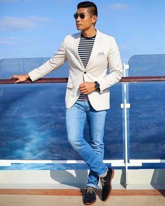 С чем носить бежевый пиджак мужчине: Бежевый пиджак в сочетании с синими джинсами безусловно будет привлекать внимание красивых барышень. Весьма неплохо здесь будут выглядеть темно-синие замшевые туфли дерби.