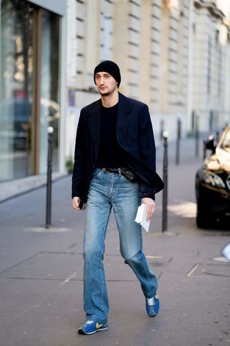 Как носить темно-синие джинсы с темно-сине-зелеными кроссовками мужчине: Любителям стиля смарт кэжуал придется по душе дуэт темно-синего пиджака и темно-синих джинсов. Этот образ органично завершат темно-сине-зеленые кроссовки.