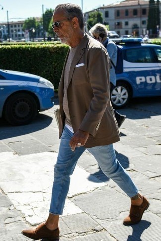 С чем носить коричневый пиджак мужчине в теплую погоду: Сочетание коричневого пиджака и синих джинсов смотрится очень удачно, разве не так? И почему бы не добавить в повседневный образ немного стильной строгости с помощью коричневых замшевых монок с двумя ремешками?