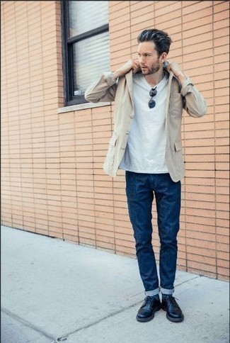 С чем носить бежевый пиджак мужчине: Бежевый пиджак и темно-синие джинсы — отличный выбор для повседневного офисного лука. Любители экспериментов могут дополнить лук темно-синими кожаными туфлями дерби, тем самым добавив в него толику элегантности.