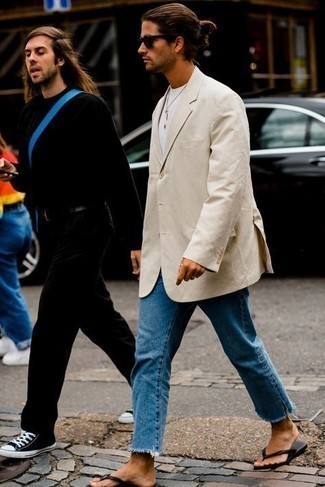 С чем носить бежевый пиджак мужчине: Сочетание бежевого пиджака и синих джинсов позволит выглядеть стильно, но при этом подчеркнуть твой индивидуальный стиль. Закончи образ черными сланцами, если не хочешь, чтобы он получился слишком отполированным.